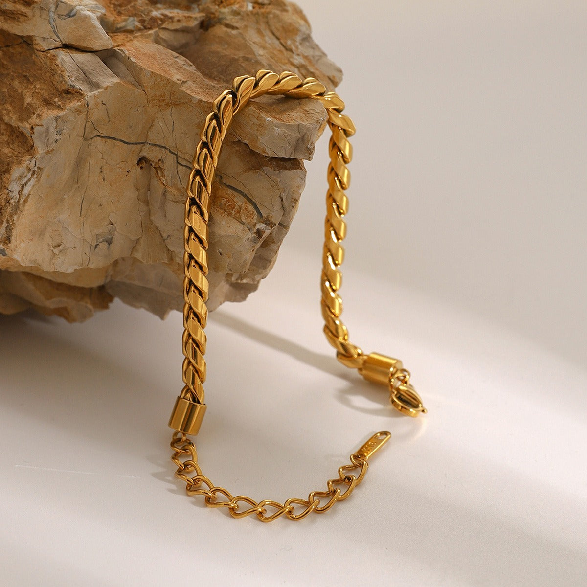 Stylish 18K gold chain bracelet and necklace set in a simple, minimalist design, offering an elegant and timeless look, perfect for everyday wear or special occasions.