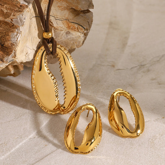 Elegant 18K gold necklace and earrings set featuring a unique toothed shell design, inspired by ocean elements, combining luxury and natural beauty for a striking, sophisticated look